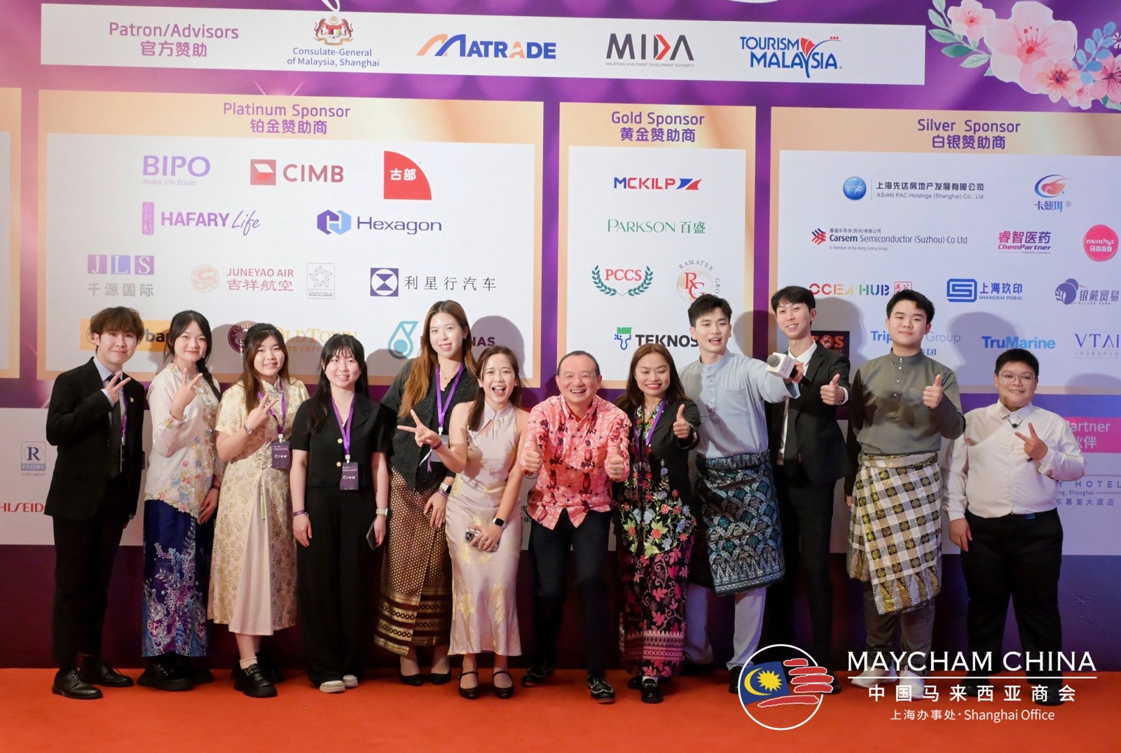 学生志愿者与中马商会副会长合照